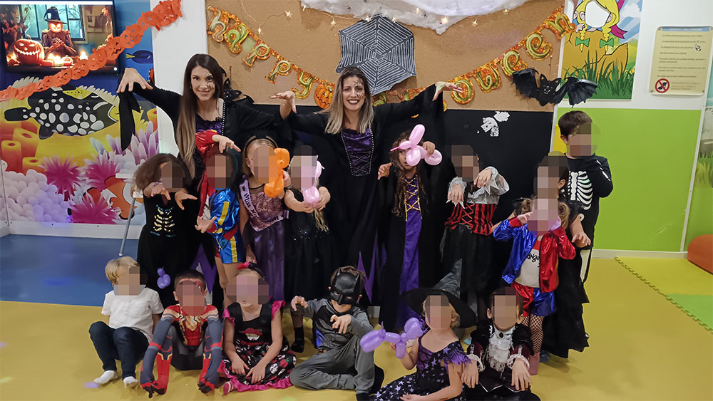 Fotografía de las encargadas de Le Petit Cocó con un grupo de niños y niñas disfrazados de Halloween en las instalaciones de Le Petit Cocó Fuengirola