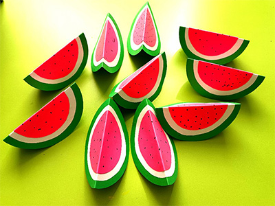 Fotografía de manualidades de sandías de cartón hechas por los niños en las actividades de Le Petit Cocó Fuengirola