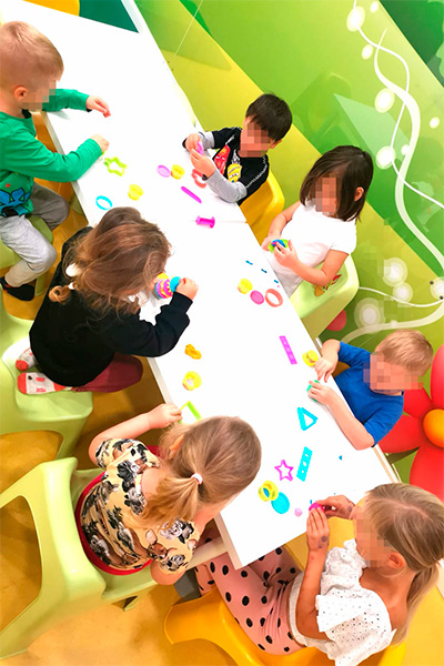 Fotografía de niños realizando manualidades en Le Petit Cocó Fuengirola