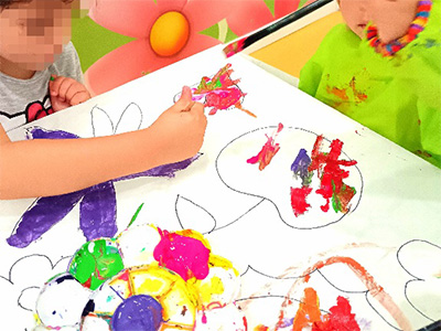 Fotografía de niños pintando en la Ludoteca de Le Petit Cocó Fuengirola
