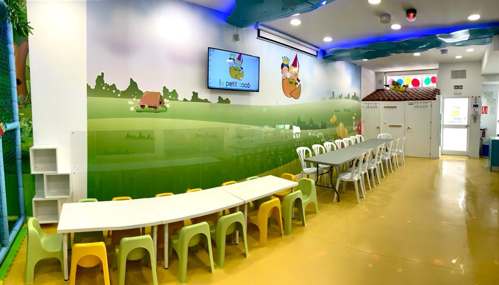 Fotografía de las instalaciones de Le Petit Cocó Fuengirola: mesas y sillas