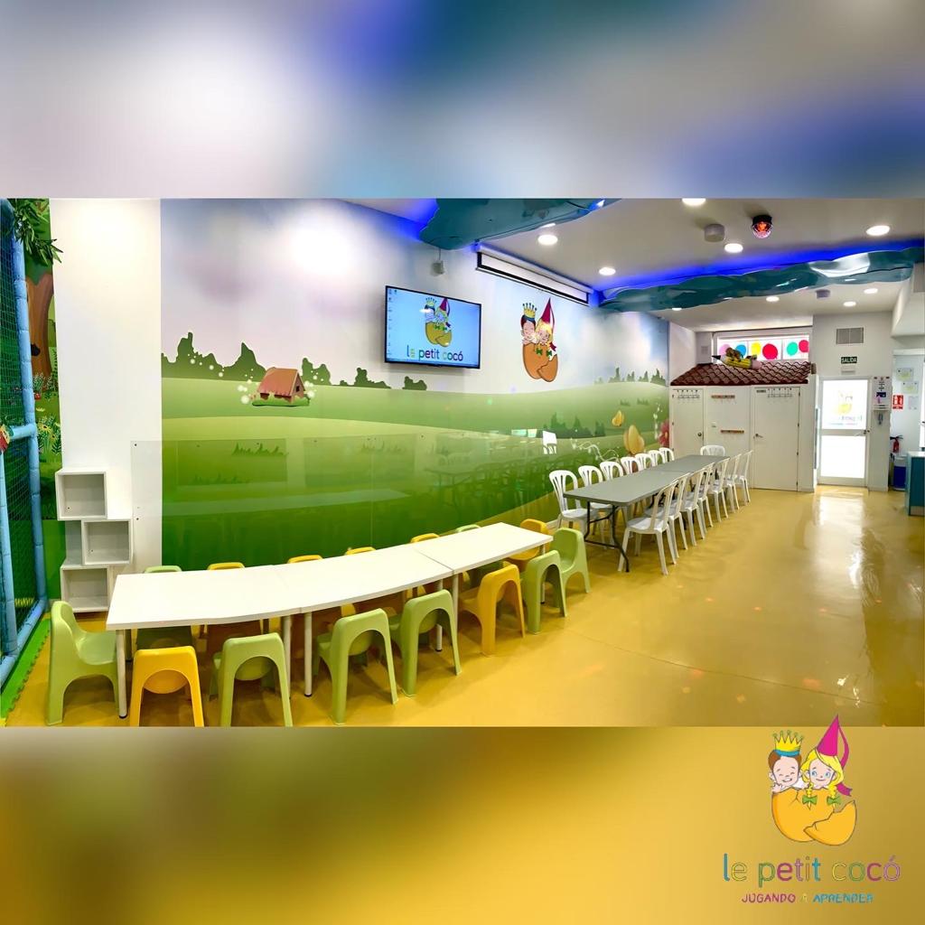 Fotografía de las instalaciones de Le Petit Cocó Fuengirola: mesas de cumpleaños