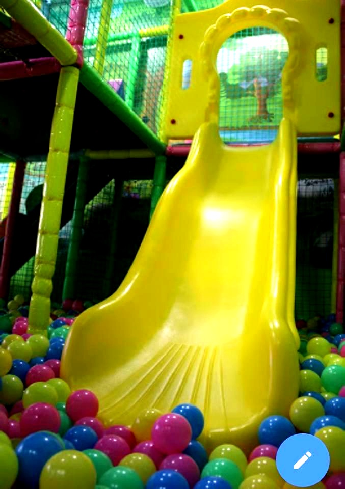 Fotografía de las instalaciones de Le Petit Cocó Fuengirola: tobogán del parque de bolas