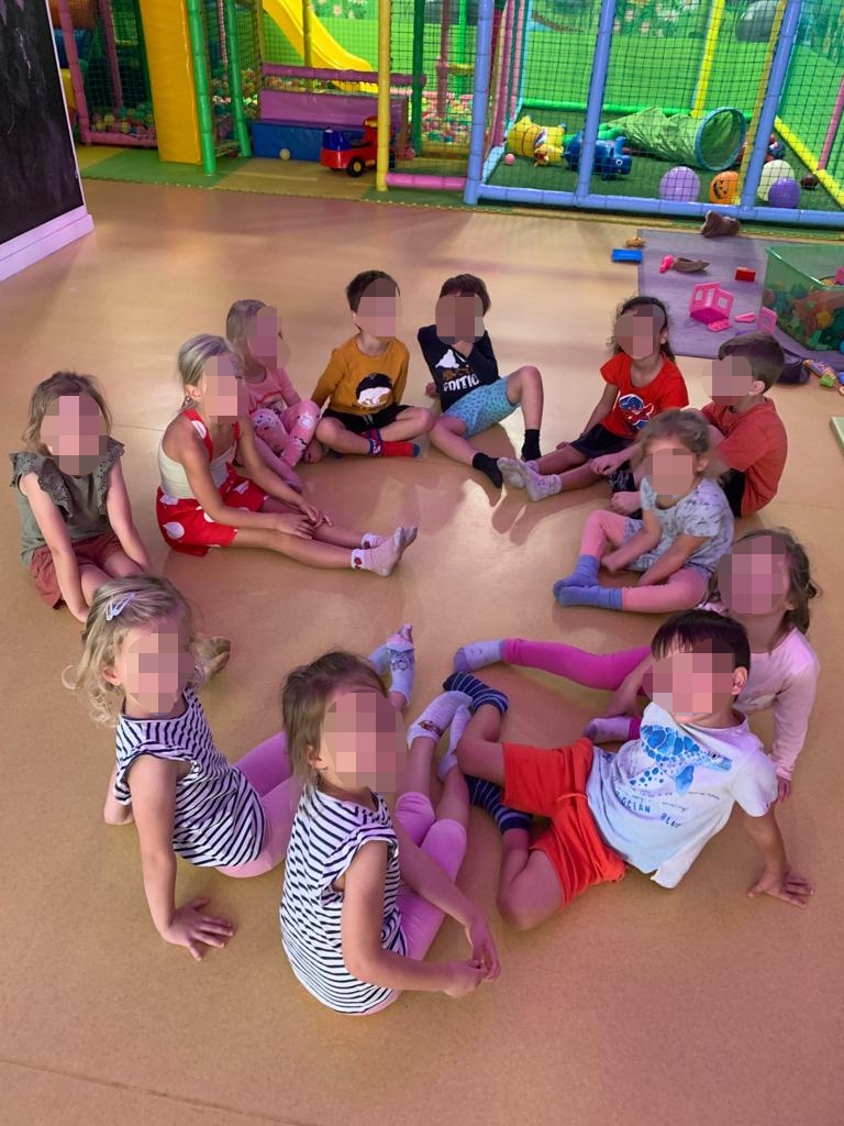 Fotografía de niños haciendo una actividad de grupo en la Ludoteca de Le Petit Cocó Fuengirola