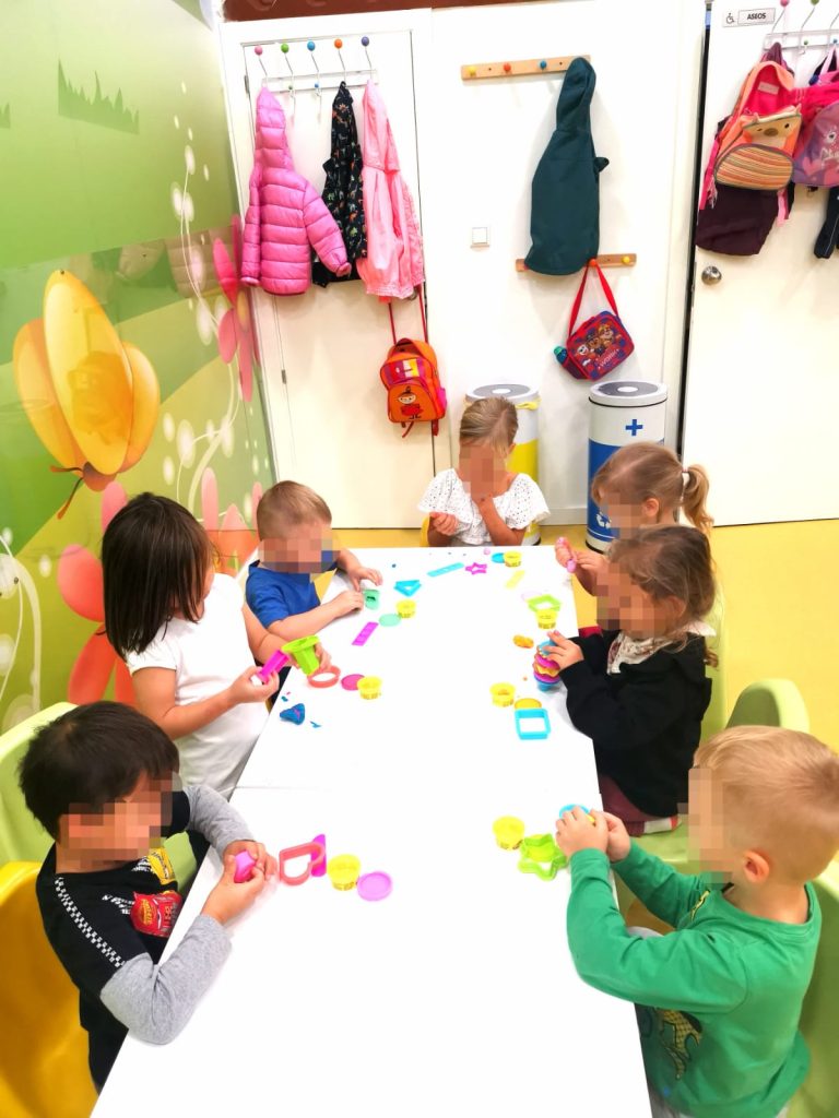 Fotografía de niños haciendo manualidades en la Ludoteca de Le Petit Cocó Fuengirola