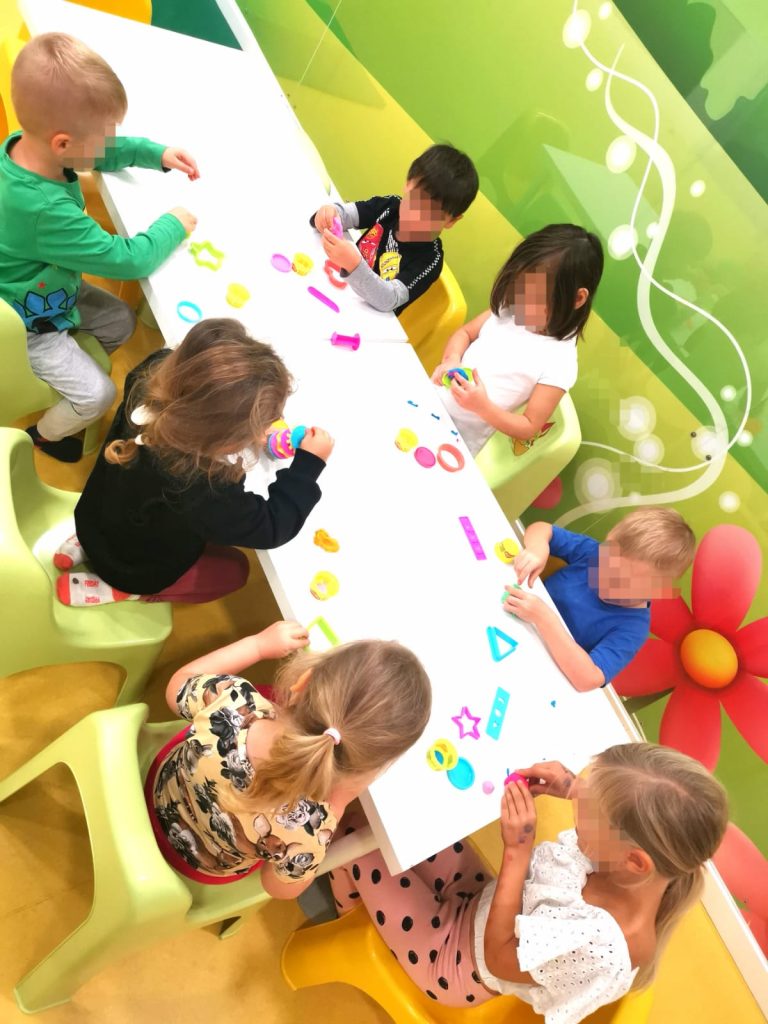 Fotografía de niños haciendo manualidades en la Ludoteca de Le Petit Cocó Fuengirola