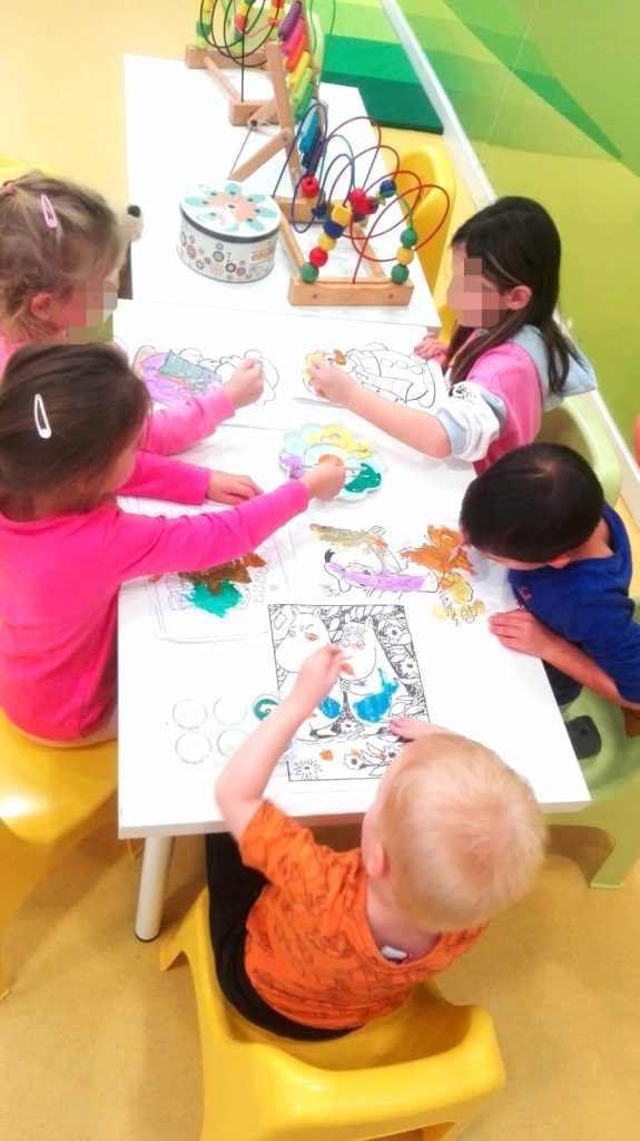 Fotografía de niños haciendo fichas en la Ludoteca de Le Petit Cocó Fuengirola
