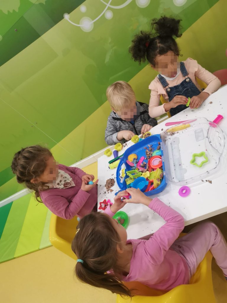 Fotografía de niños haciendo manualidades en la Ludoteca de Le Petit Cocó Fuengirola