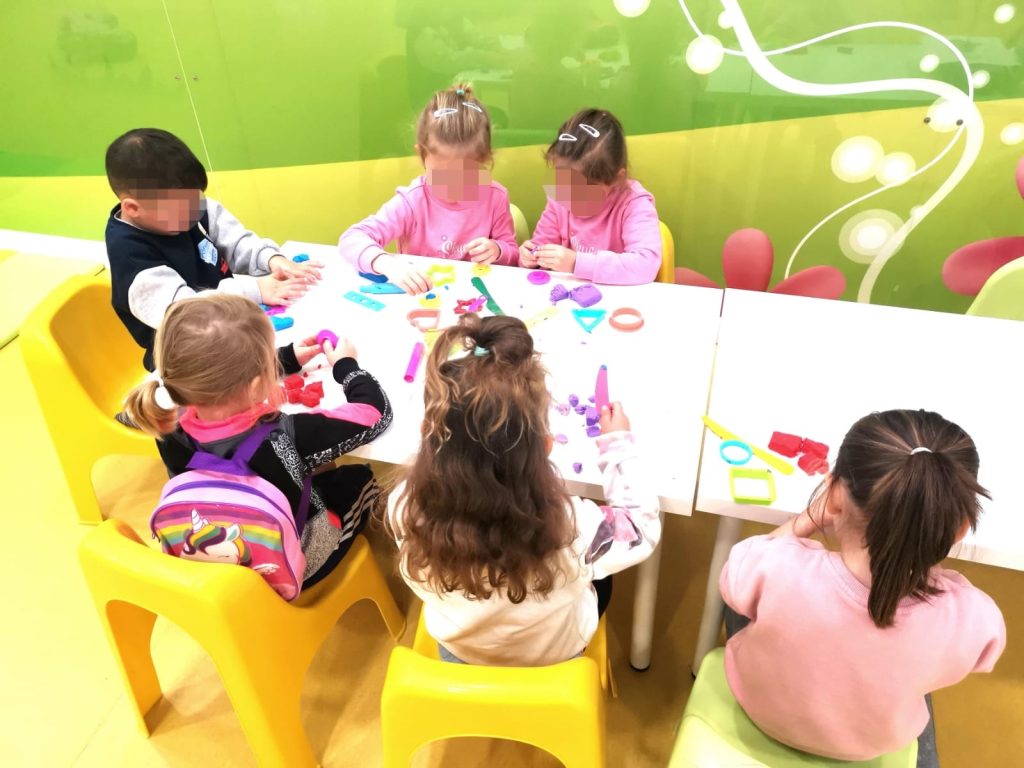 Fotografía de niños realizando manualidades en la Ludoteca de Le Petit Cocó Fuengirola