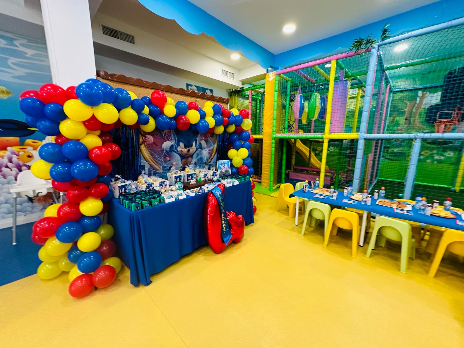 Fotografía de las instalaciones de Le Petit Cocó Fuengirola: cumpleaños decorado con "Sonic"