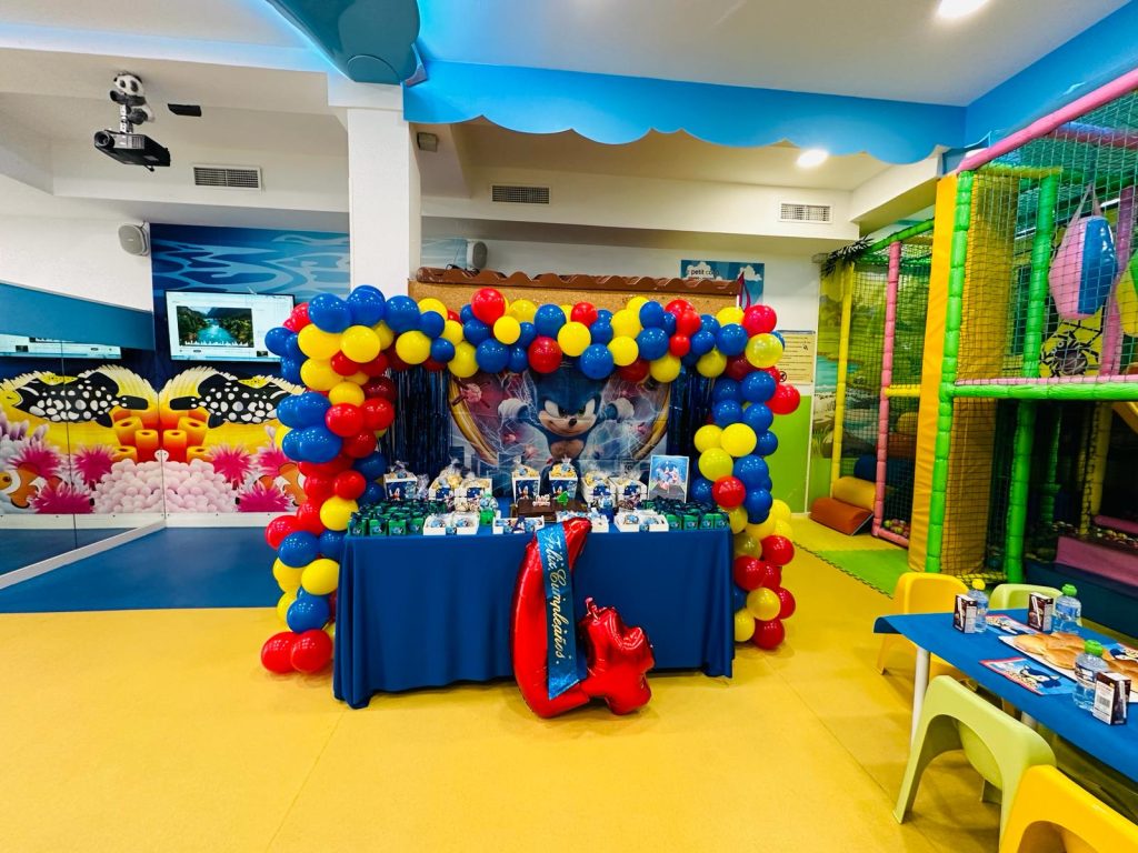 Fotografía de las instalaciones de Le Petit Cocó Fuengirola: mesa de regalos con motivos de Sonic y globos
