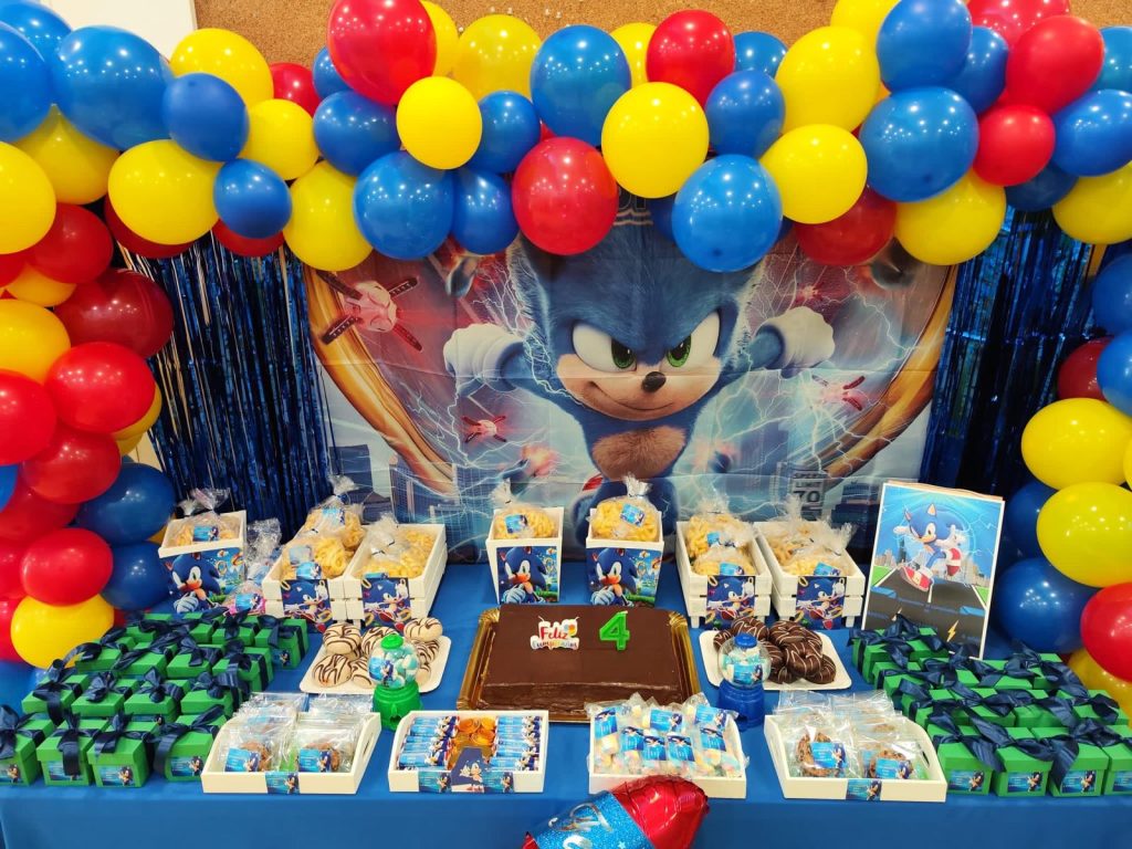 Fotografía de las instalaciones de Le Petit Cocó Fuengirola: mesa de regalos con motivos de Sonic y globos