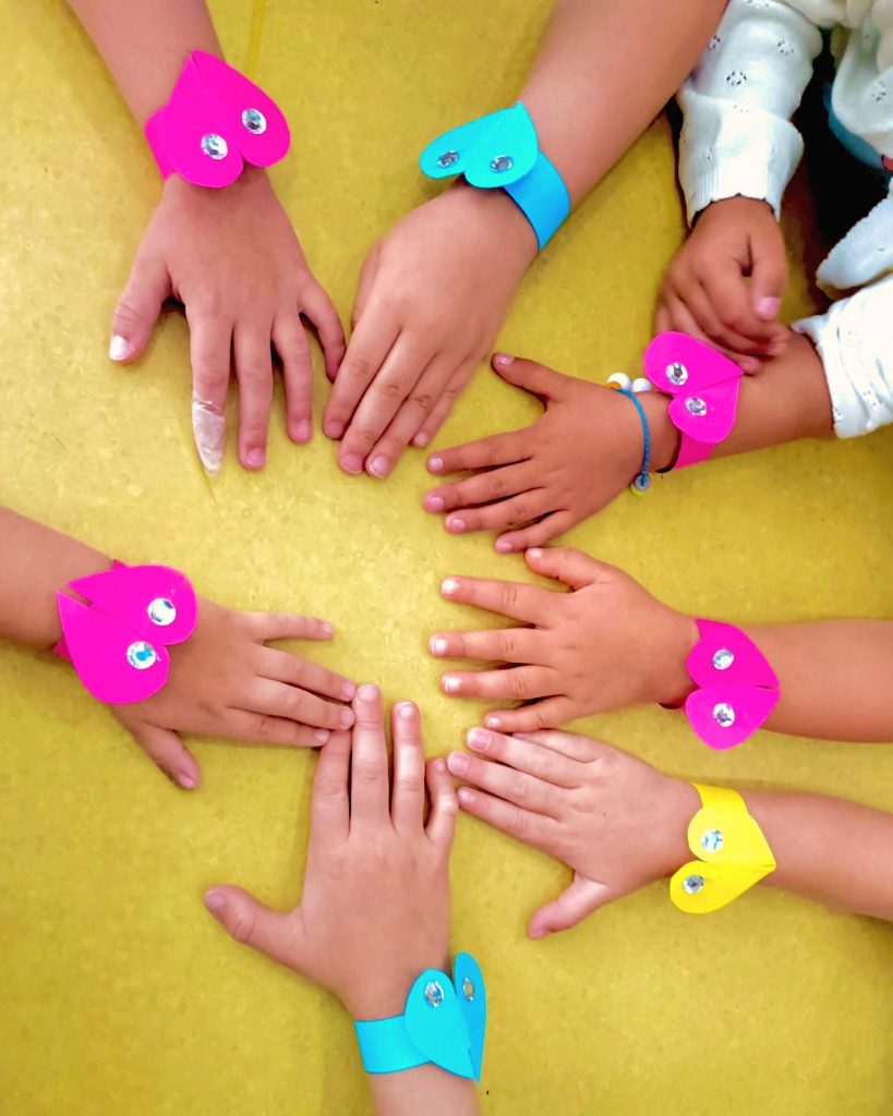 Fotografía de manos de niños con manualidades hechas en Le Petit Cocó Fuengirola