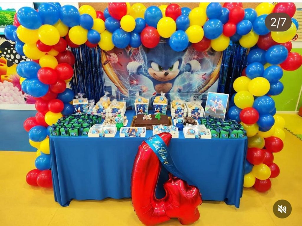 Fotografía de las instalaciones de Le Petit Cocó Fuengirola: mesa de regalos con motivos de Sonic y globos