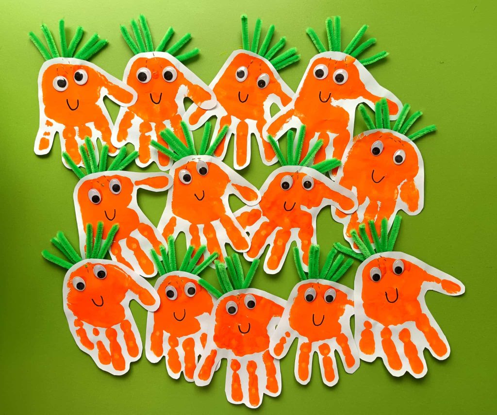 Fotografía de manualidades hechas por los niños de la ludoteca de Le Petit Cocó Fuengirola