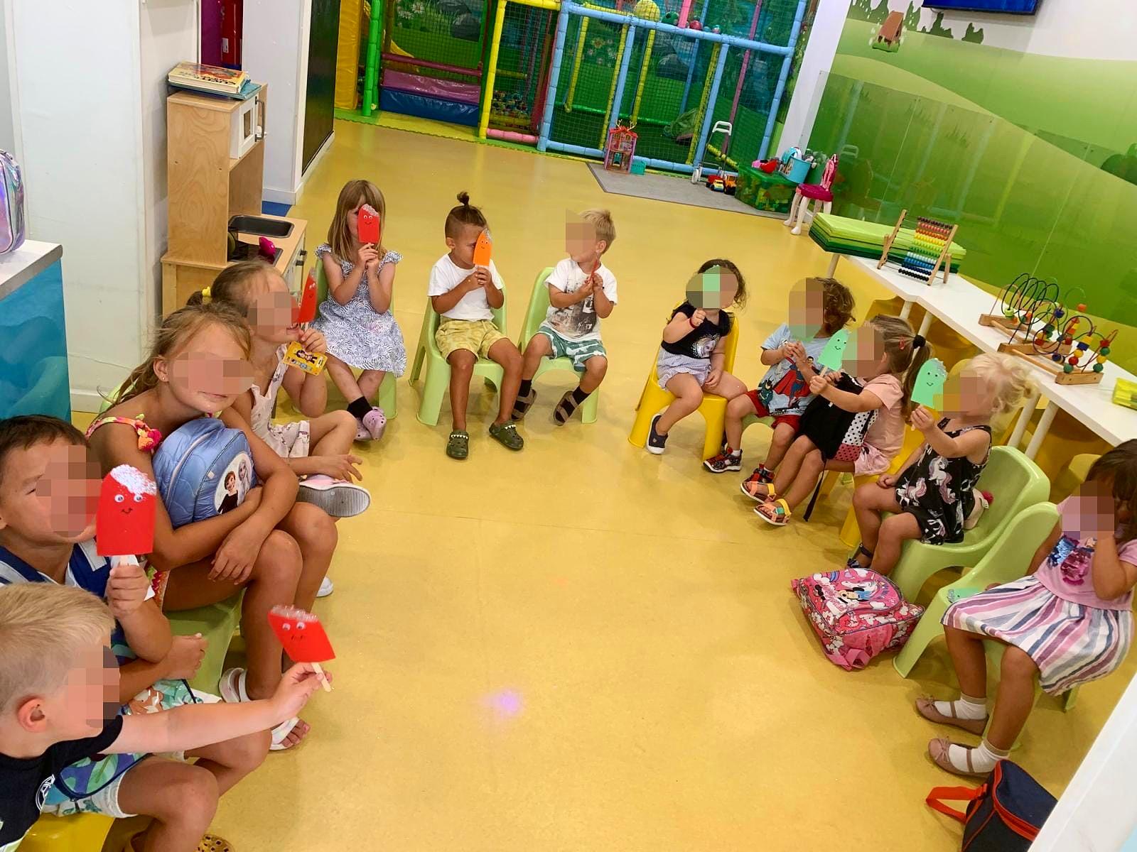 Fotografía de niños en una actividad de grupo en la Ludoteca de Le Petit Cocó Fuengirola