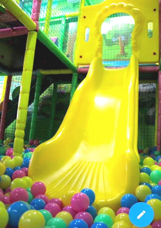 Fotografía de detalle del tobogán del parque de bolas de Le Petit Cocó Fuengirola