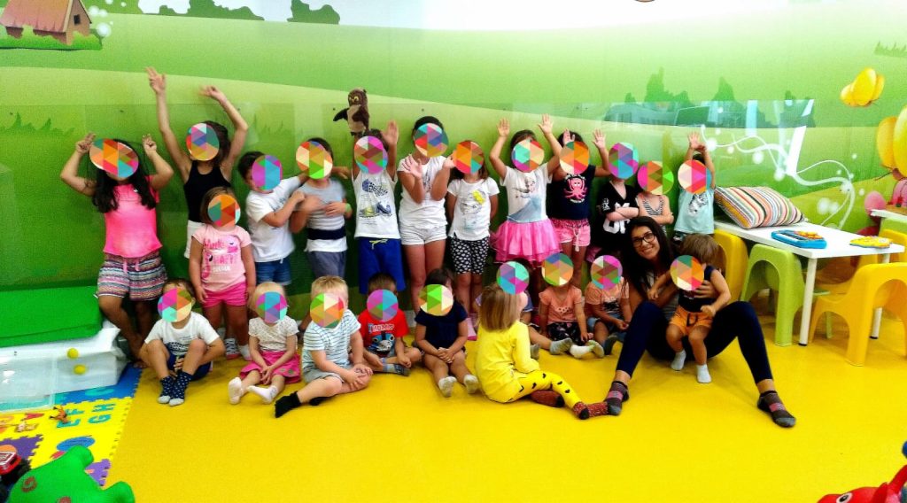 Fotografía de niños en una actividad de grupo en la Ludoteca de Le Petit Cocó Fuengirola