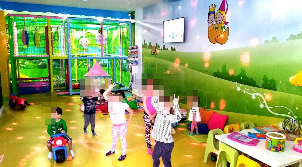 Fotografía de niños bailando en la Ludoteca de Le Petit Cocó Fuengirola