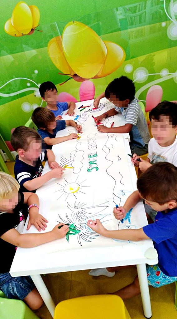 Fotografía de niños pintando en la Ludoteca de Le Petit Cocó Fuengirola