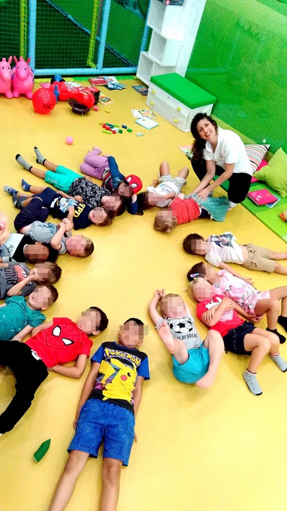 Fotografía de niños haciendo actividad física en la Ludoteca de Le Petit Cocó Fuengirola