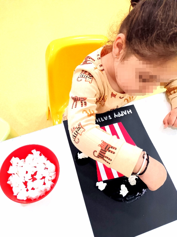 Fotografía de una niña haciendo manualidades en la Ludoteca de Le Petit Cocó Fuengirola