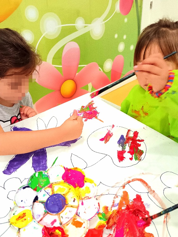Fotografía de niños pintando con acuarelas en la Ludoteca de Le Petit Cocó Fuengirola