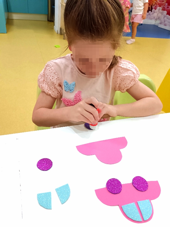 Fotografía de una niña haciendo manualidades en la Ludoteca de Le Petit Cocó Fuengirola