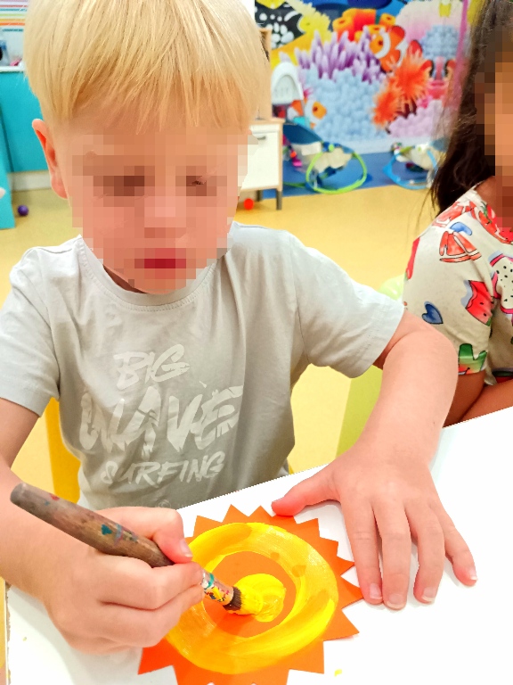 Fotografía de un niño pintando en la Ludoteca de Le Petit Cocó Fuengirola