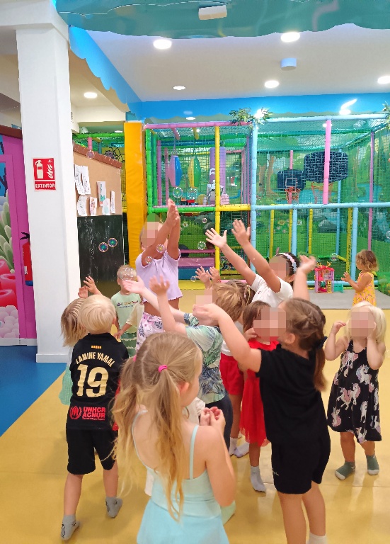 Fotografía de niños jugando con pompas de jabón en la Ludoteca de Le Petit Cocó Fuengirola