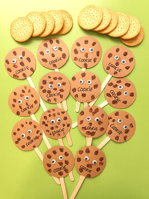 Fotografía de manualidades hechas por los niños de la ludoteca de Le Petit Cocó Fuengirola