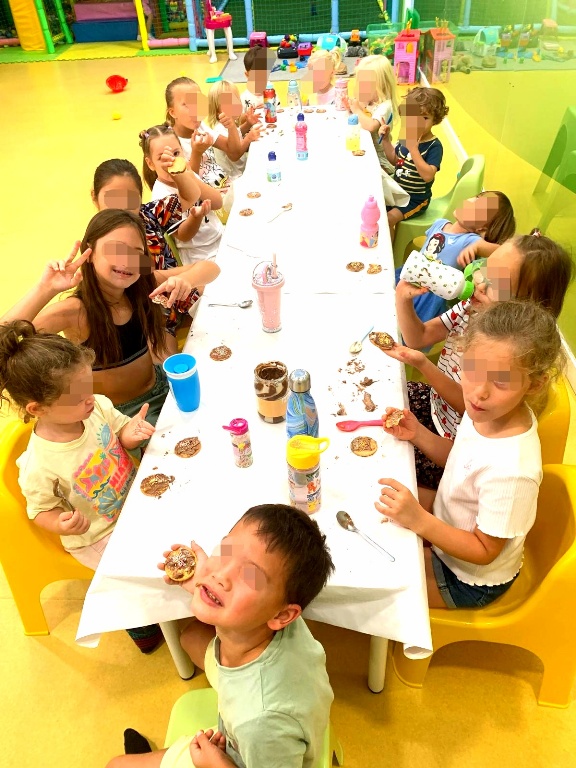 Fotografía de niños haciendo manualidades en la Ludoteca de Le Petit Cocó Fuengirola
