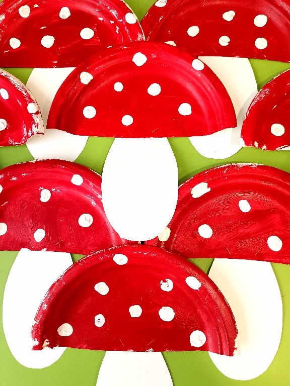 Fotografía de manualidades hechas por los niños de la ludoteca de Le Petit Cocó Fuengirola