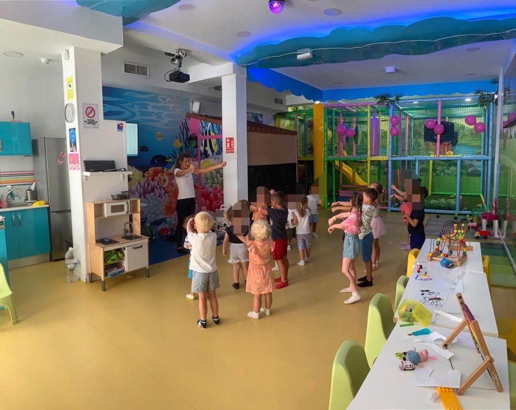 Fotografía de animación de fiesta de cumpleaños en Le Petit Cocó Fuengirola