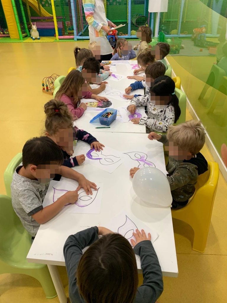 Fotografía de niños y niñas pintando en una fiesta de cumpleaños de Le Petit Cocó Fuengirola