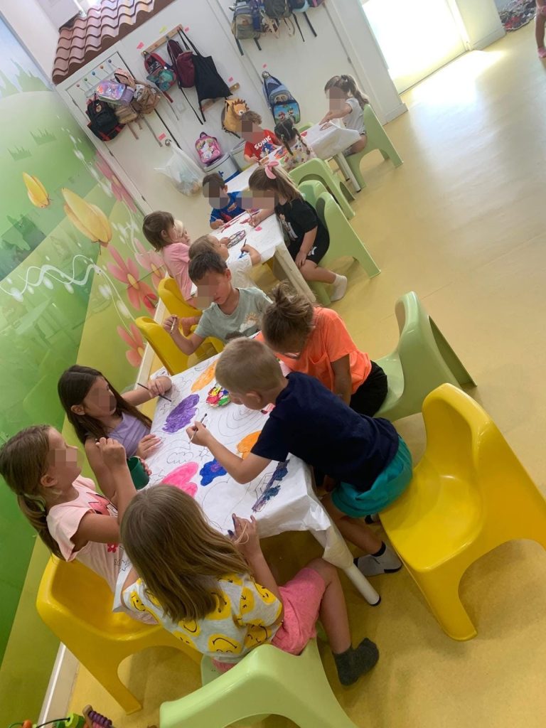 Fotografía de niños y niñas pintando en una fiesta de cumpleaños en Le Petit Cocó Fuengirola