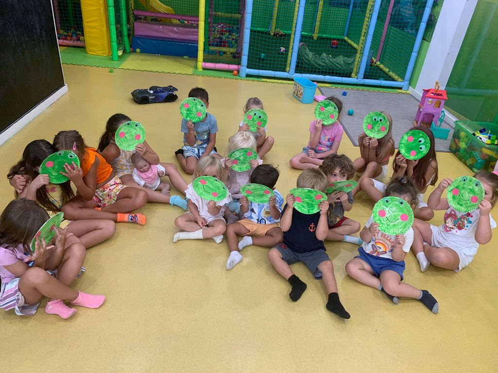 Fotografía de niños y niñas con manualidades en una fiesta de cumpleaños en Le Petit Cocó Fuengirola