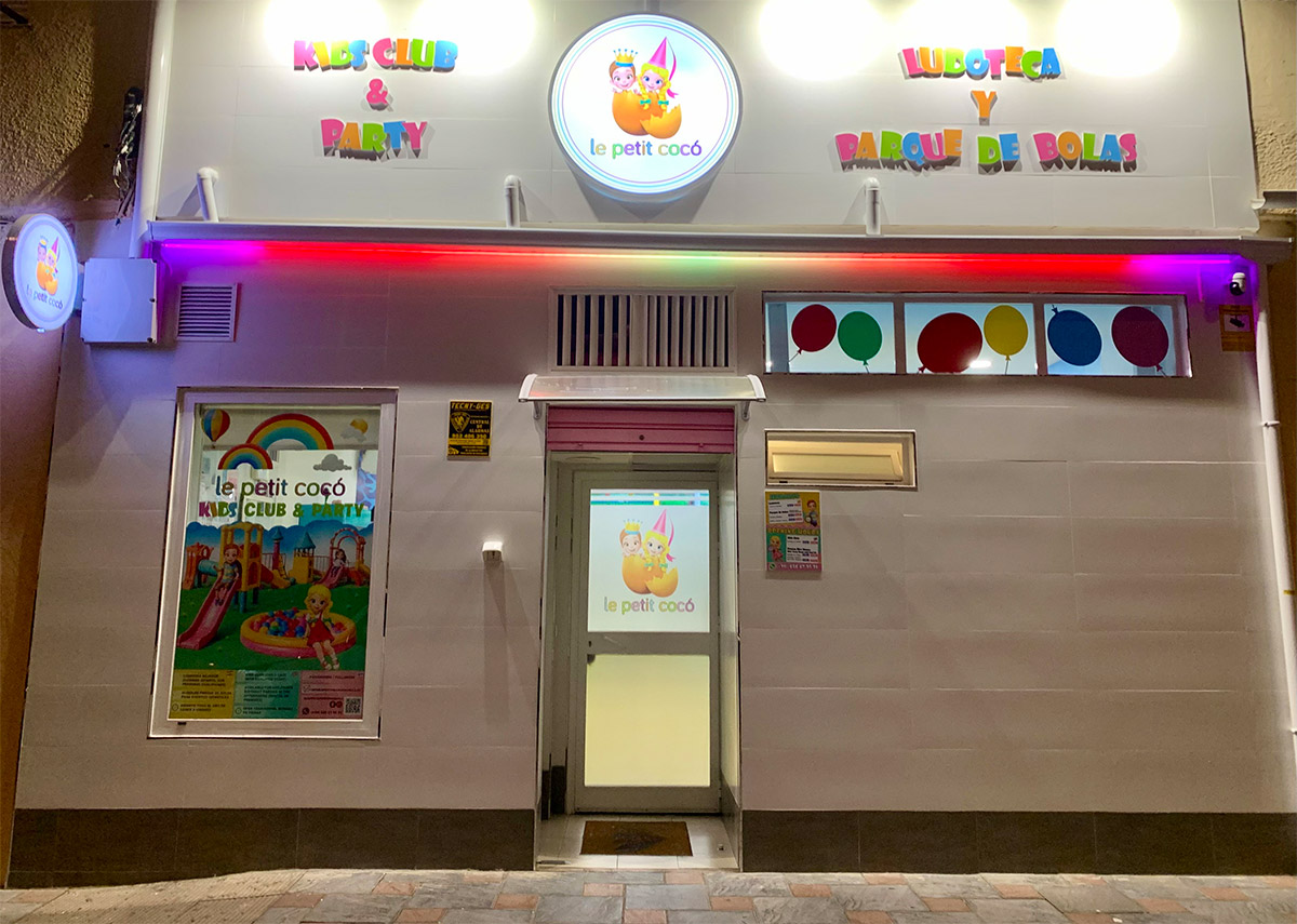 Fotografía de la fachada de Le Petit Cocó Fuengirola iluminada por la noche