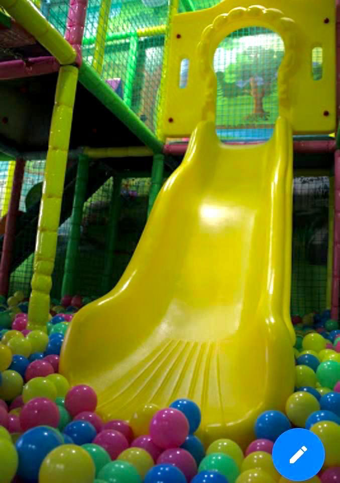 Fotografía de detalle del tobogán del parque de bolas de Le Petit Cocó Fuengirola