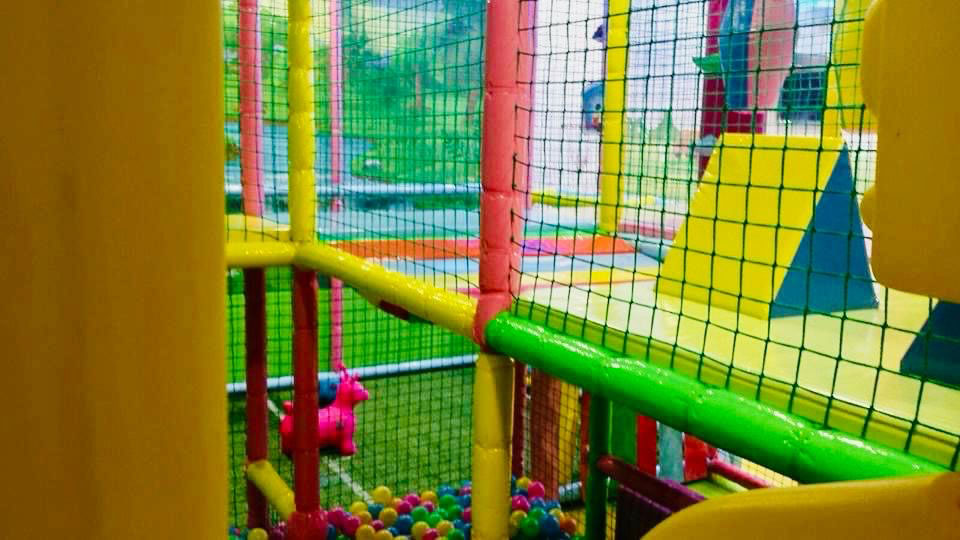 Fotografía de detalle del interior del parque de bolas de Le Petit Cocó Fuengirola